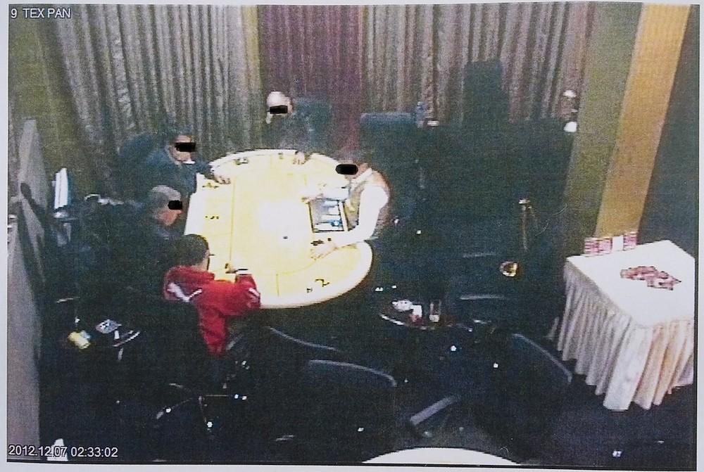 τιγμιότυπο από κάμερα κλειστού κυκλώματος του καζίνο της Δοϊράνης, στο οποίο διακρίνεται ο κατηγορούμενος να παίζει πόκερ με τρία ακόμη άτομα την ώρα της επίθεσης. 