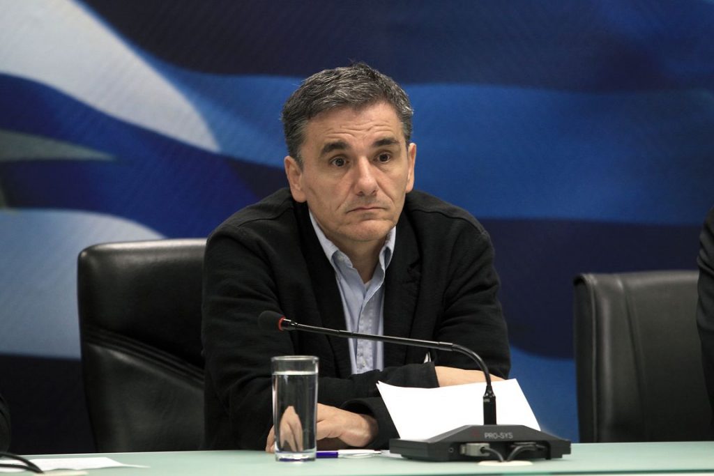 Ο υπουργςό Οικονομικών Ευκλείδης Τσακαλώτος κατά τη διάρκεια της συνέντευξης τύπου με τον επίτροπο Οικονομικών Υποθέσεων της Ευρωπαϊκής Ένωσης Πιερ Μοσκοβισί  (δεν εικονίζεται), μετά τη συνάντησή τους στο Υπουργείο Οικονομικών, την Τρίτη 3 Νοεμβρίου 2015. Ο Πιερ Μοσκοβισί βρίσκεται στην Αθήνα για διήμερη επίσκεψη εργασίας. ΑΠΕ-ΜΠΕ/ΑΠΕ-ΜΠΕ/ΣΥΜΕΛΑ ΠΑΝΤΖΑΡΤΖΗ